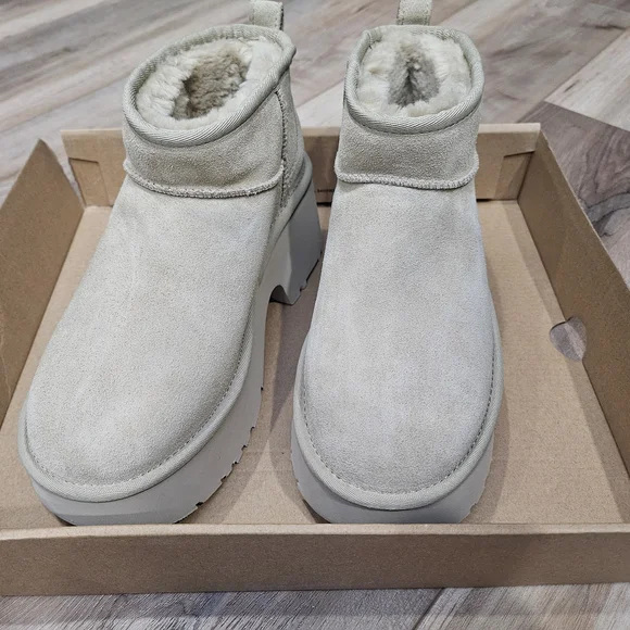 UGG Women's Ultra Mini New Heights (US Women's 7) - Picture 2 of 6
